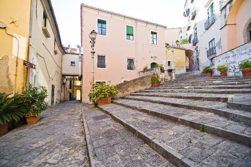 Bed And Travel Apartment La Minerva Suite Salerno Exterior foto